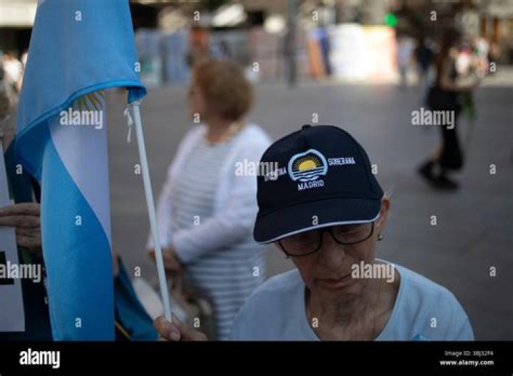 How many Argentines live in Spain?